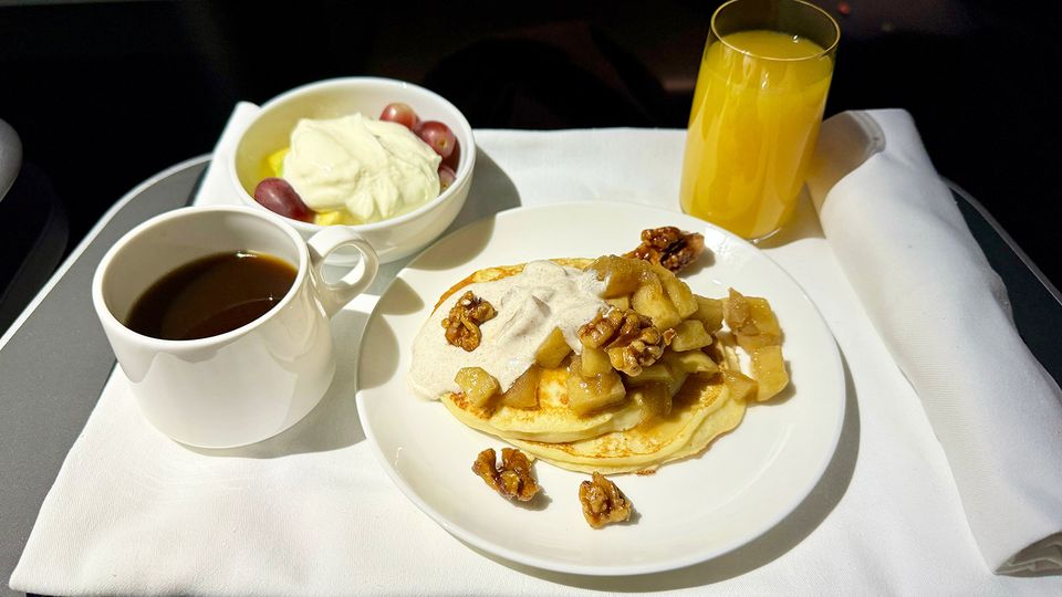 Finishing the flight with pancakes, fruit and yoghurt.